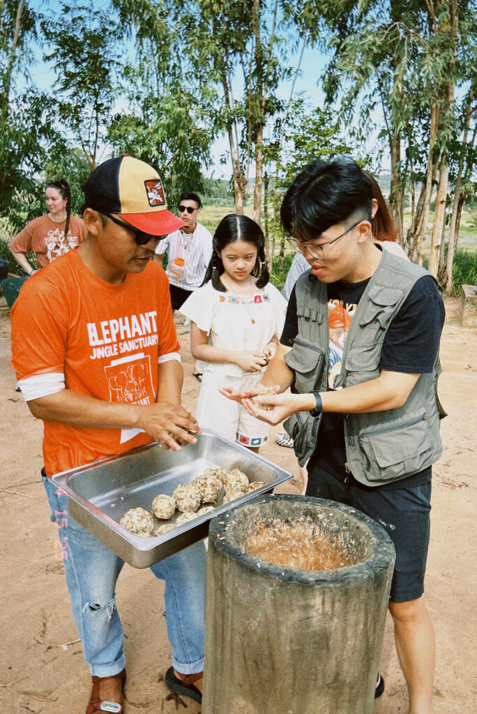 在芭達雅大象保育樂園,製作大象營養點心